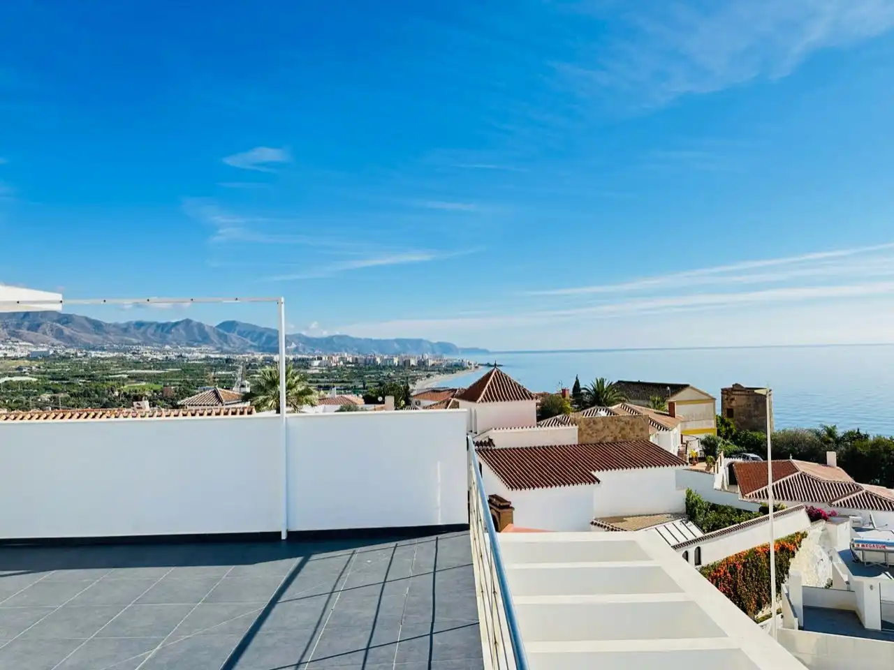 Vista exterior de Casa o xalet en venda en Nerja amb Aire condicionat, Jardí privat i Traster