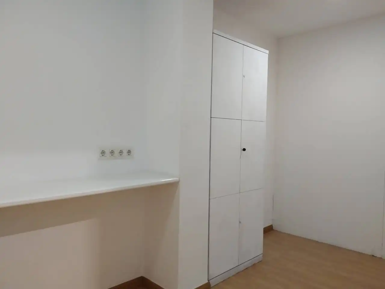 Dormitori de Oficina de lloguer en Blanes amb Aire condicionat