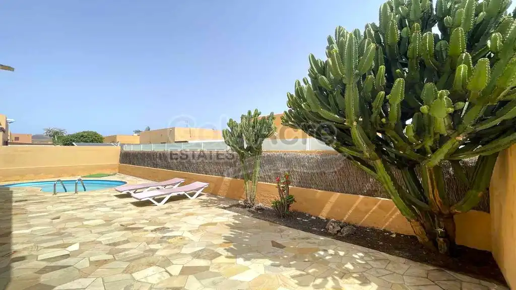 Jardí de Casa o xalet en venda en La Oliva