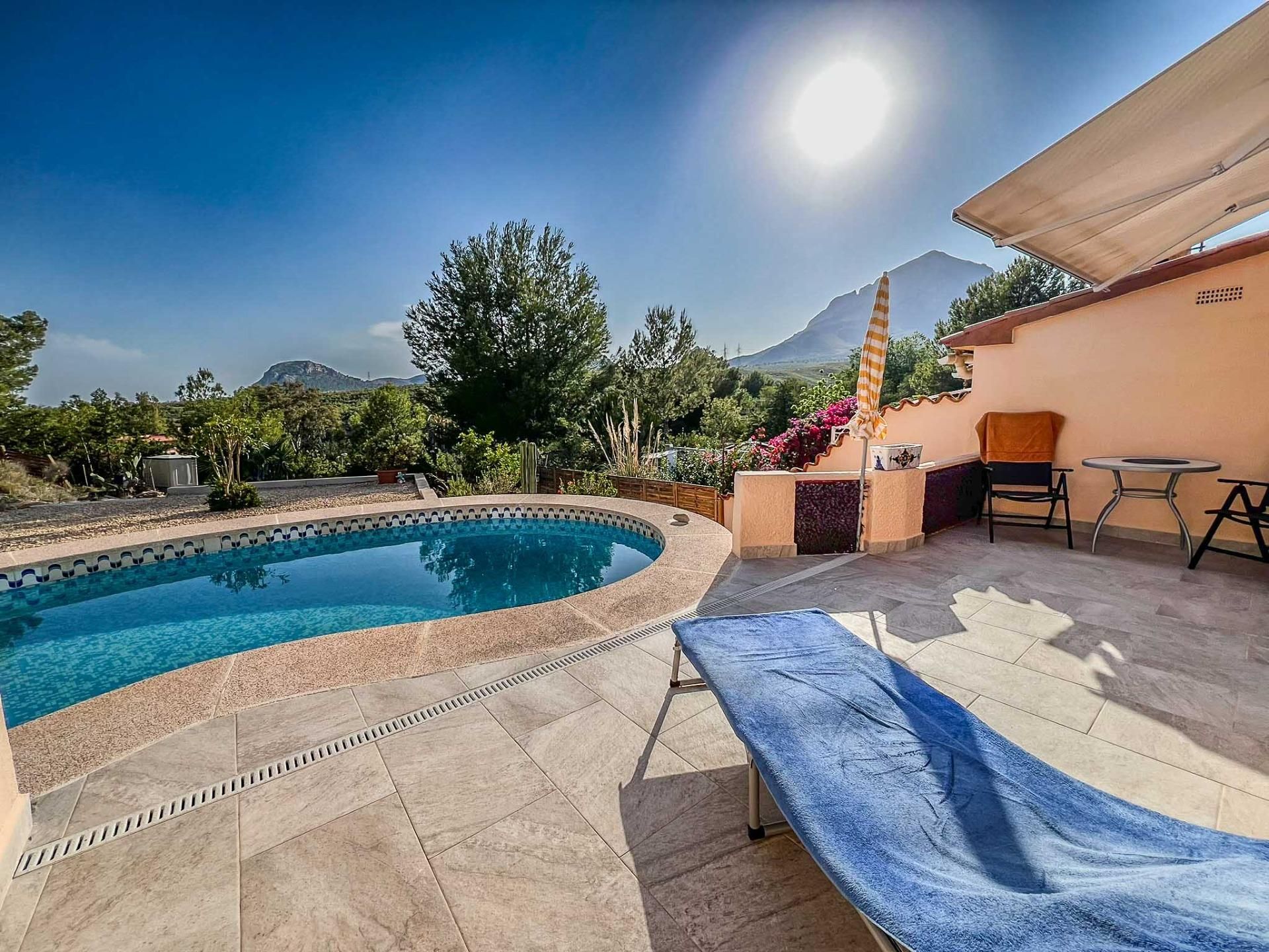Jardí de Casa adosada en venda en La Nucia amb Aire condicionat, Terrassa i Piscina comunitària
