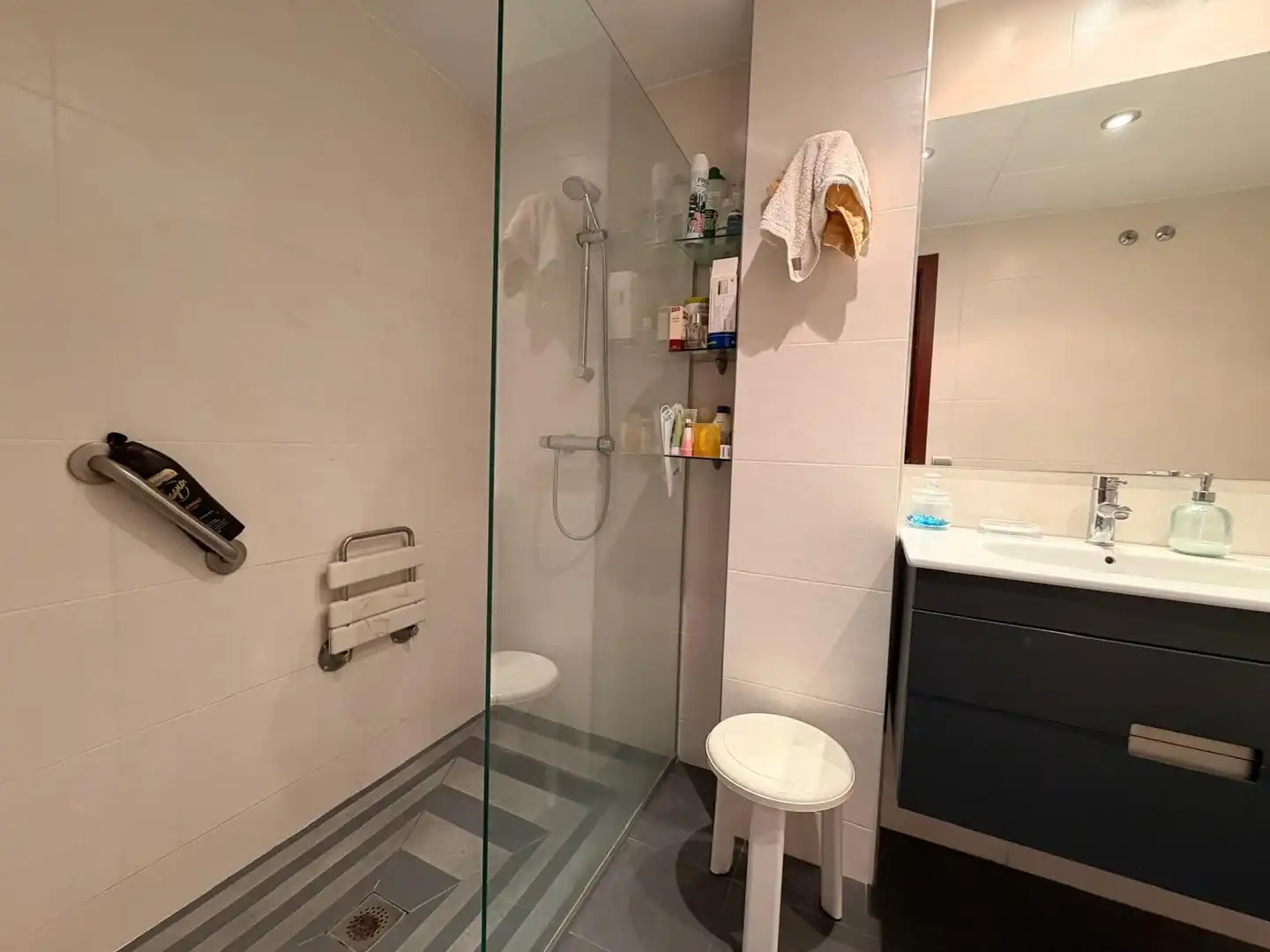 Bany de Pis en venda en Girona amb Calefacció i Balcó