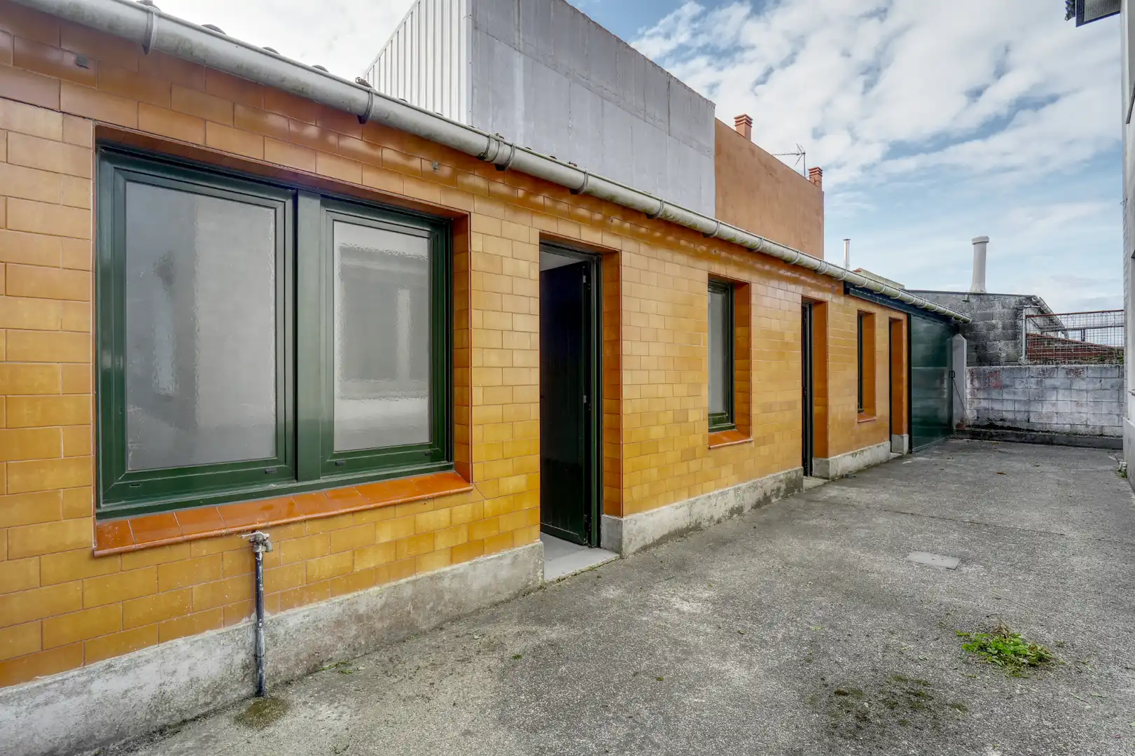Vista exterior de Casa o xalet en venda en Arteixo amb Parquet, Terrassa i Traster