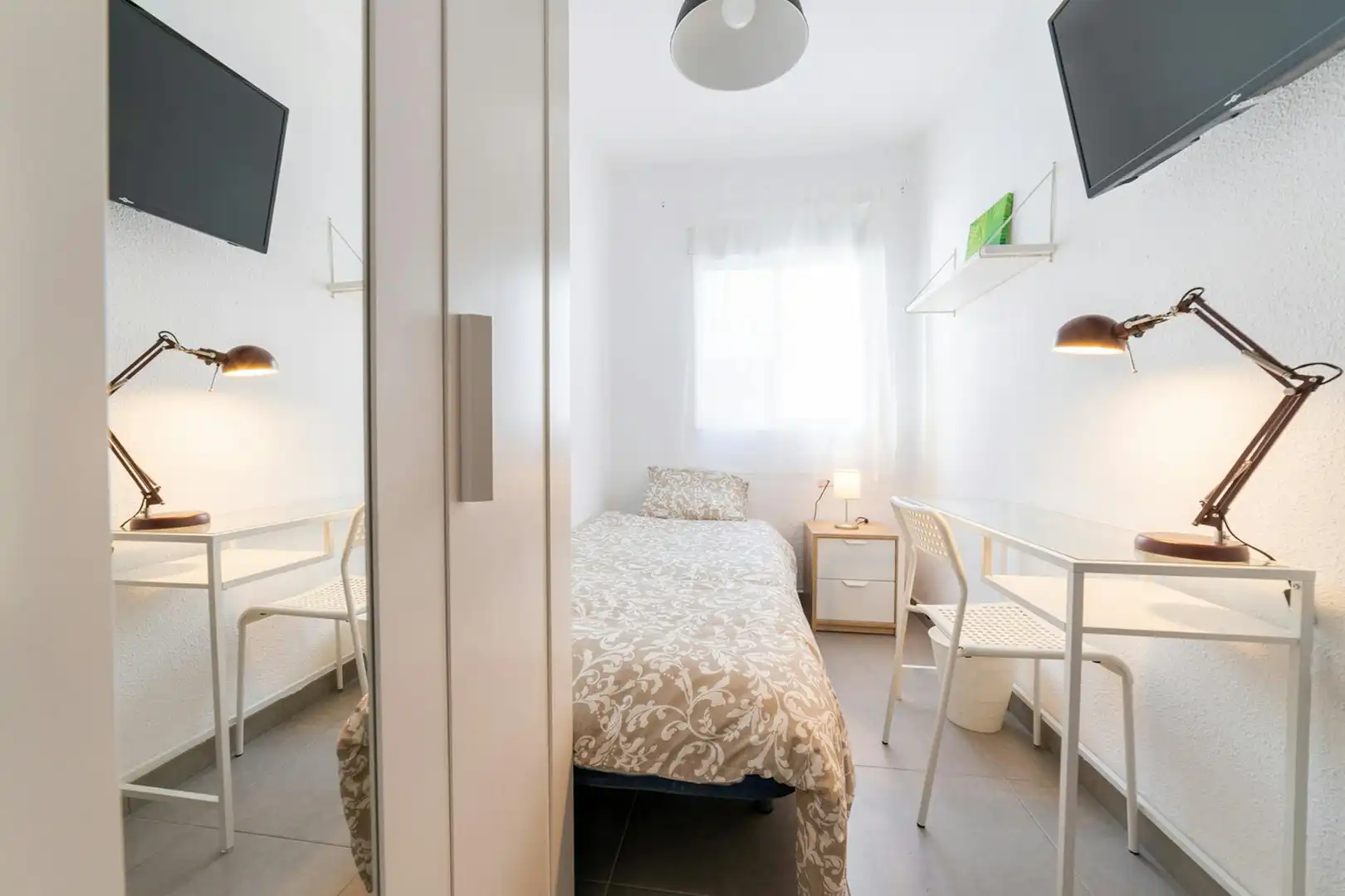 Schlafzimmer von Wohnung zur untervermieten in Valencia mit Möbliert, Waschmaschine und Fernseher