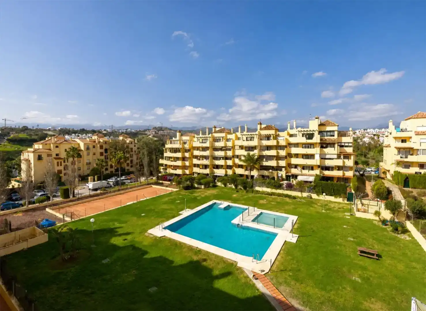 Vista exterior de Dúplex en venta en Estepona con Piscina