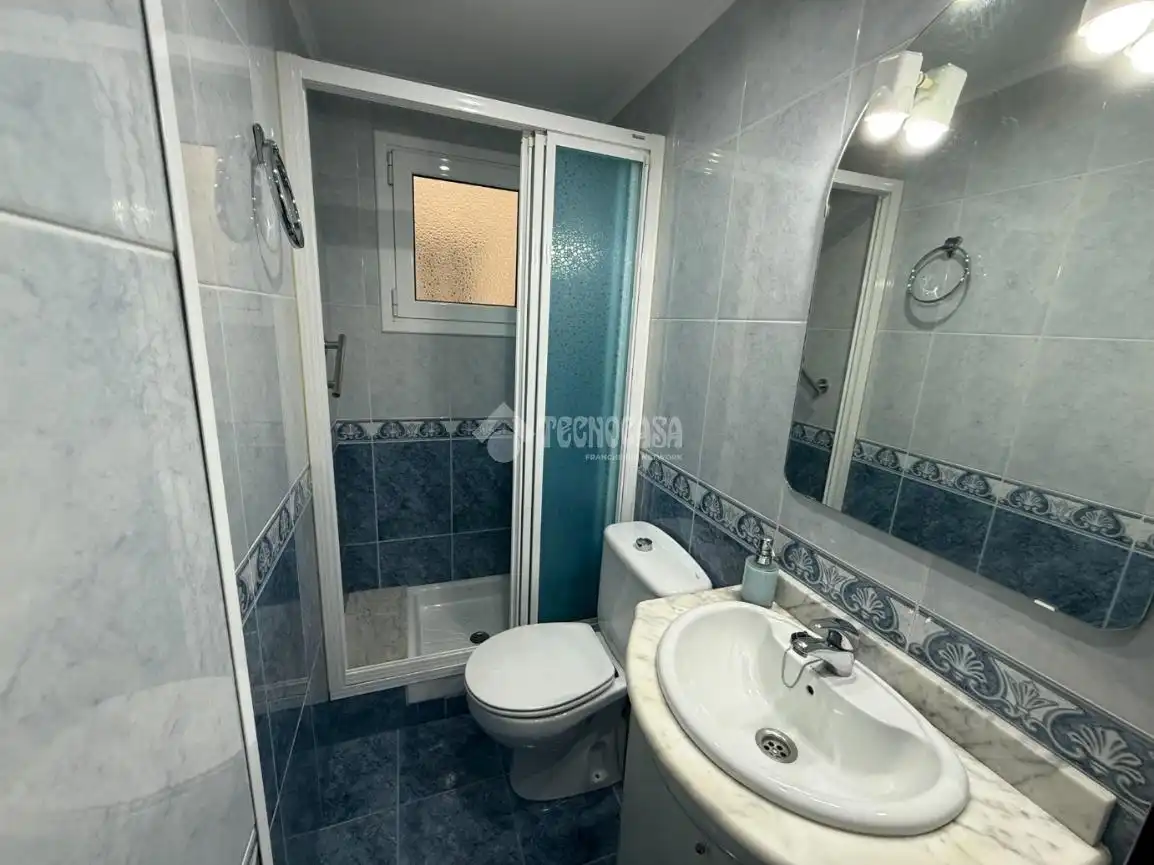 Badezimmer von Wohnung zum Verkauf in Barcelona mit Parkett