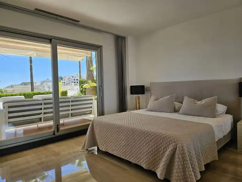 Schlafzimmer von Wohnungen zum Verkauf in Benahavís mit Klimaanlage, Terrasse und Möbliert