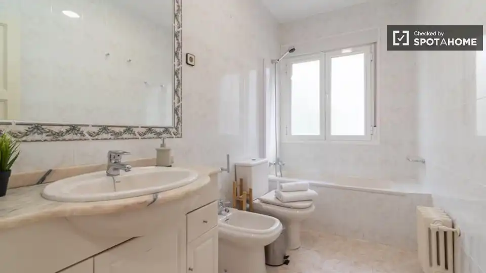 Bathroom of Flat for rent in Madrid  with Air Conditioner, Heating and Furnished