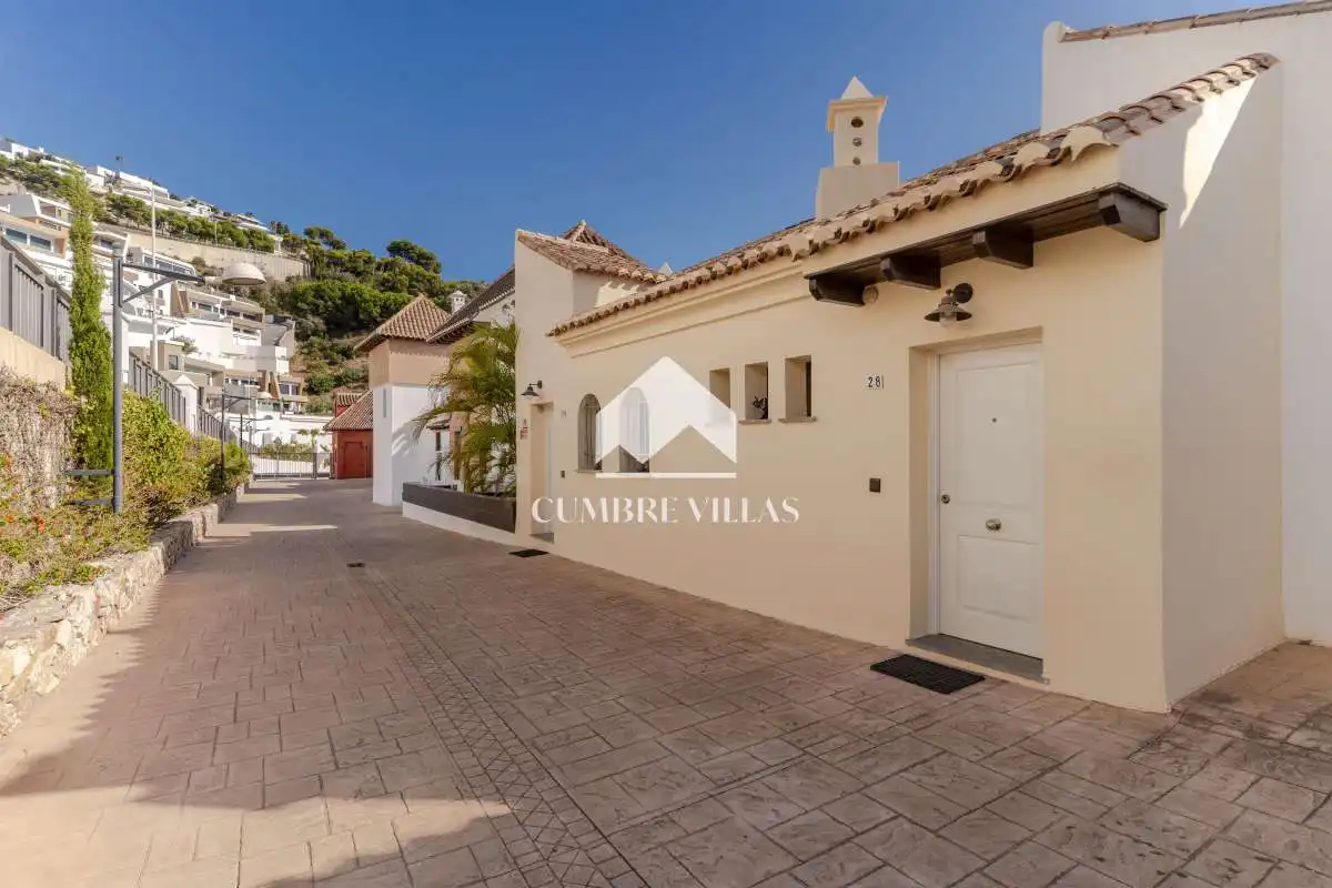 Vista exterior de Casa adosada en venta en Almuñécar con Terraza, Trastero y Internet