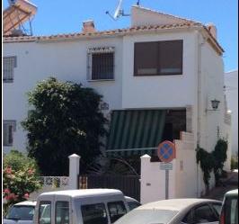 Vista exterior de Casa adosada en venda en Nerja amb Aire condicionat i Piscina