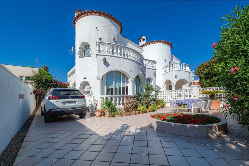 Vista exterior de Casa o xalet en venda en Empuriabrava amb Aire condicionat, Calefacció i Jardí privat