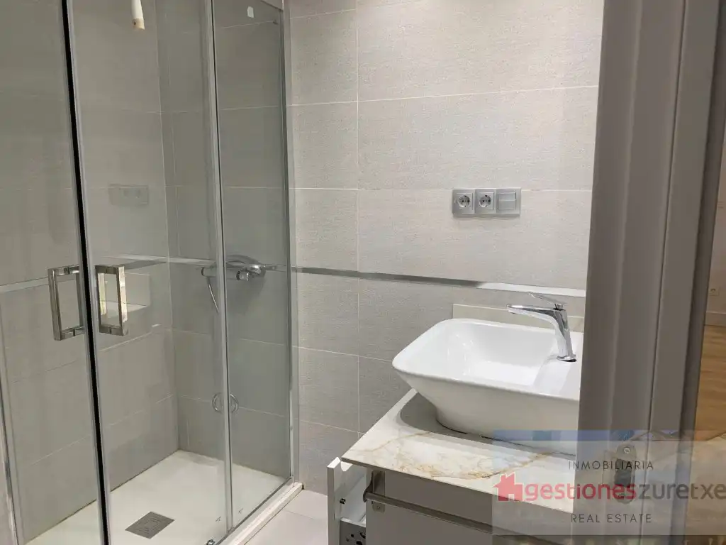 Bathroom of Flat for rent in Bilbao 