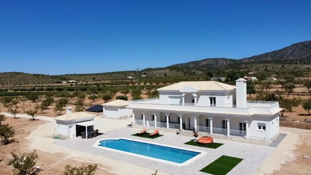 Xalet amb piscina en venda a El Pinós / Pinoso