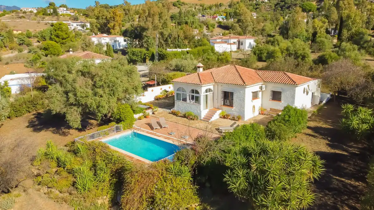 Vista exterior de Casa o xalet en venda en Almogía amb Aire condicionat, Jardí privat i Terrassa