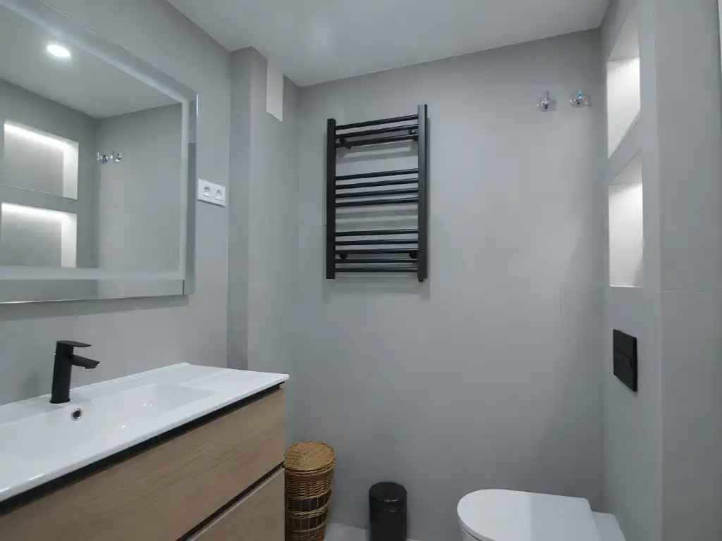 Badezimmer von Wohnung zum Verkauf in Mijas mit Klimaanlage, Heizung und Privatgarten