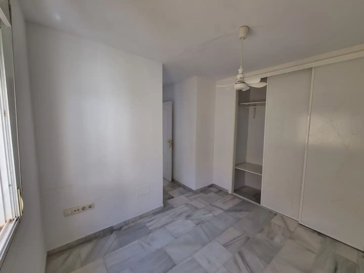 Habitación de Piso en venta en Fuengirola con Terraza y Piscina comunitaria