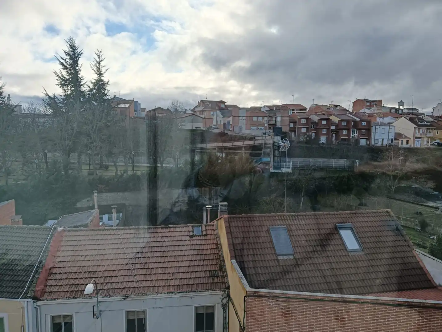 Vista exterior de Ático en venta en La Bañeza  con Calefacción y Terraza