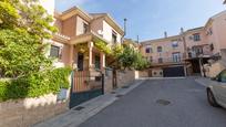Vista exterior de Casa adosada en venda en La Zubia amb Calefacció, Jardí privat i Terrassa