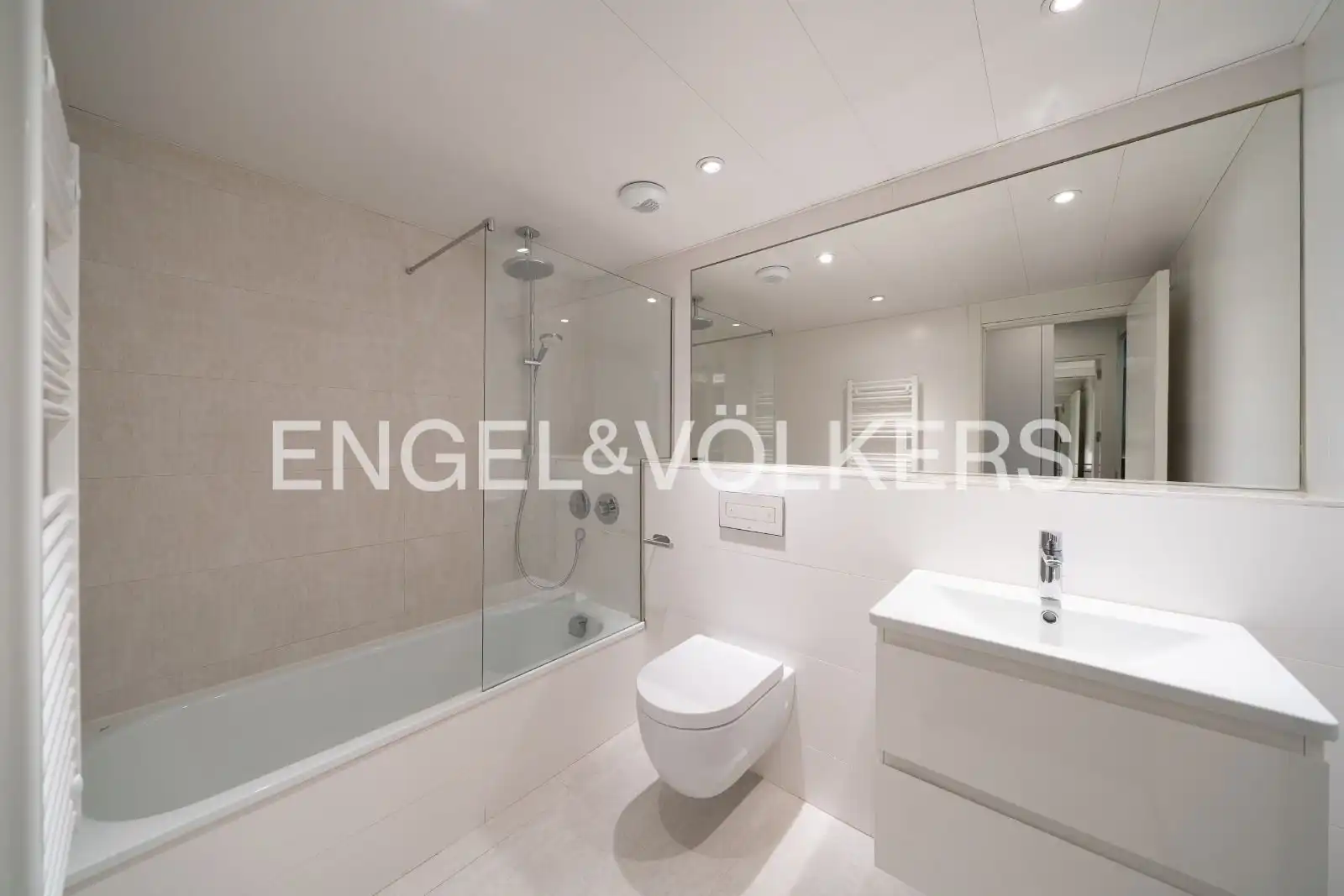 Bathroom of Flat for rent in Madrid  with Air Conditioner, Heating and Swimming Pool