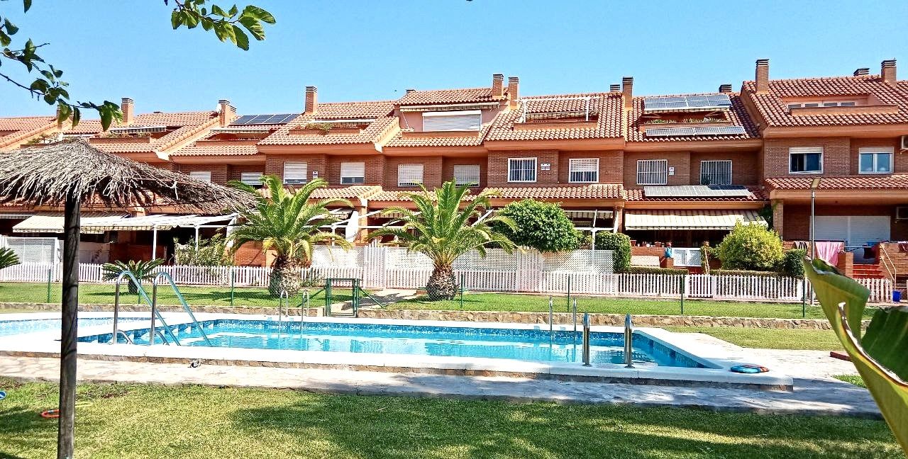Vista exterior de Casa adosada en venta en Alicante / Alacant con Aire acondicionado, Calefacción y Jardín privado