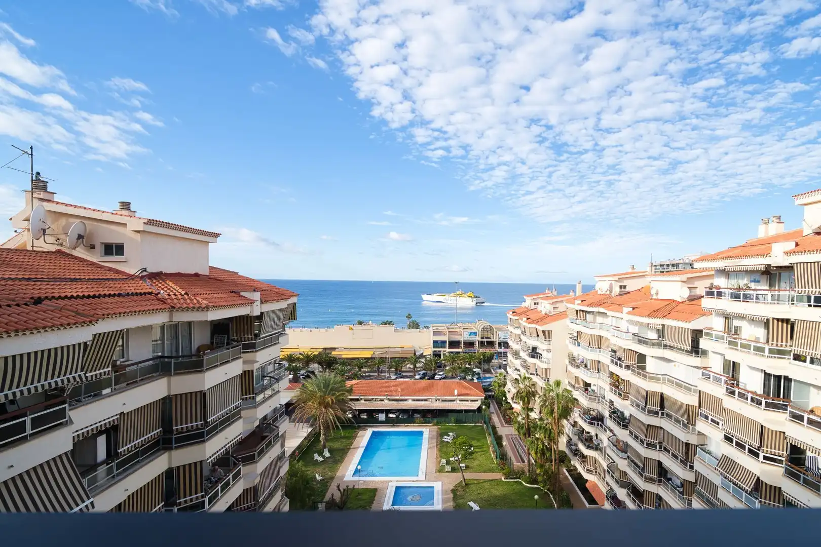 Vista exterior de Piso en venta en Arona con Terraza, Amueblado y Piscina comunitaria
