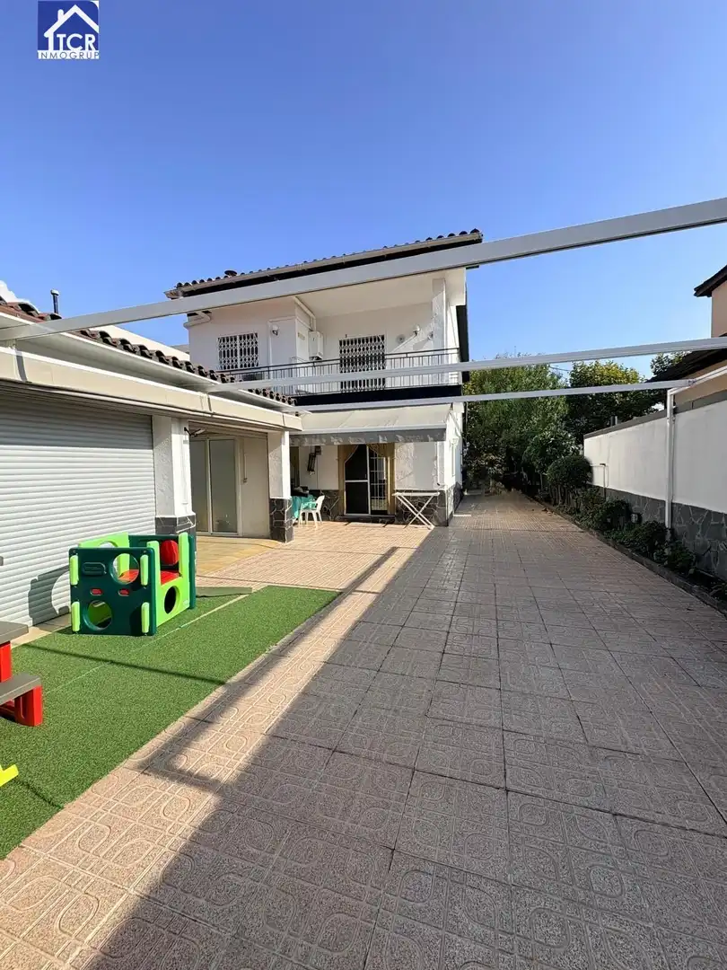Vista exterior de Casa o xalet en venda en Barberà del Vallès amb Aire condicionat, Calefacció i Jardí privat