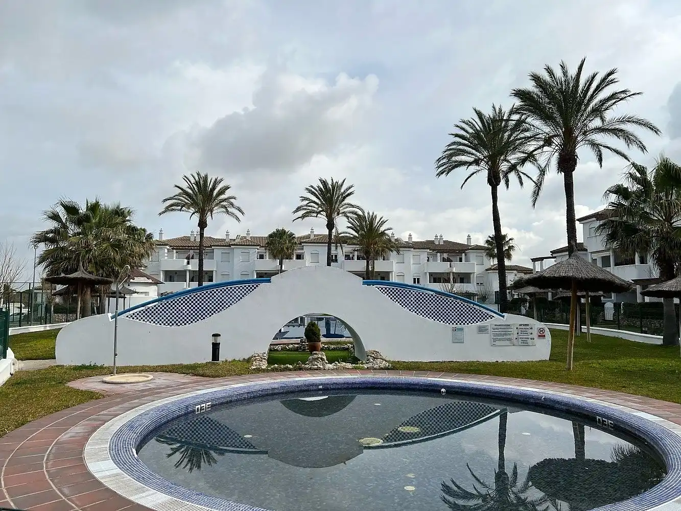 Vista exterior de Apartamento en venta en Chiclana de la Frontera con Jardín privado, Terraza y Alarma