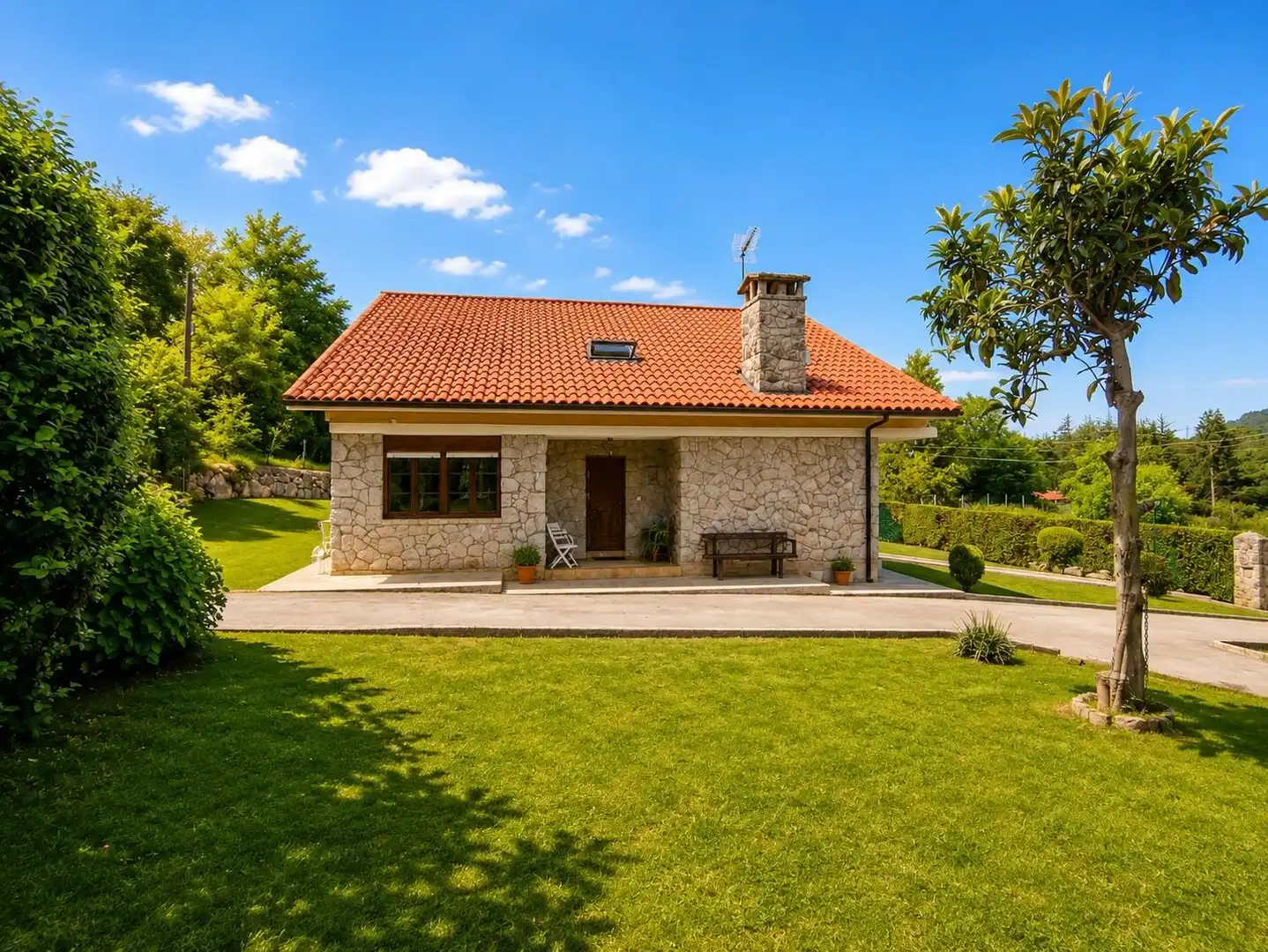 Vista exterior de Casa o chalet en venta en Villaescusa (Cantabria) con Calefacción, Jardín privado y Terraza