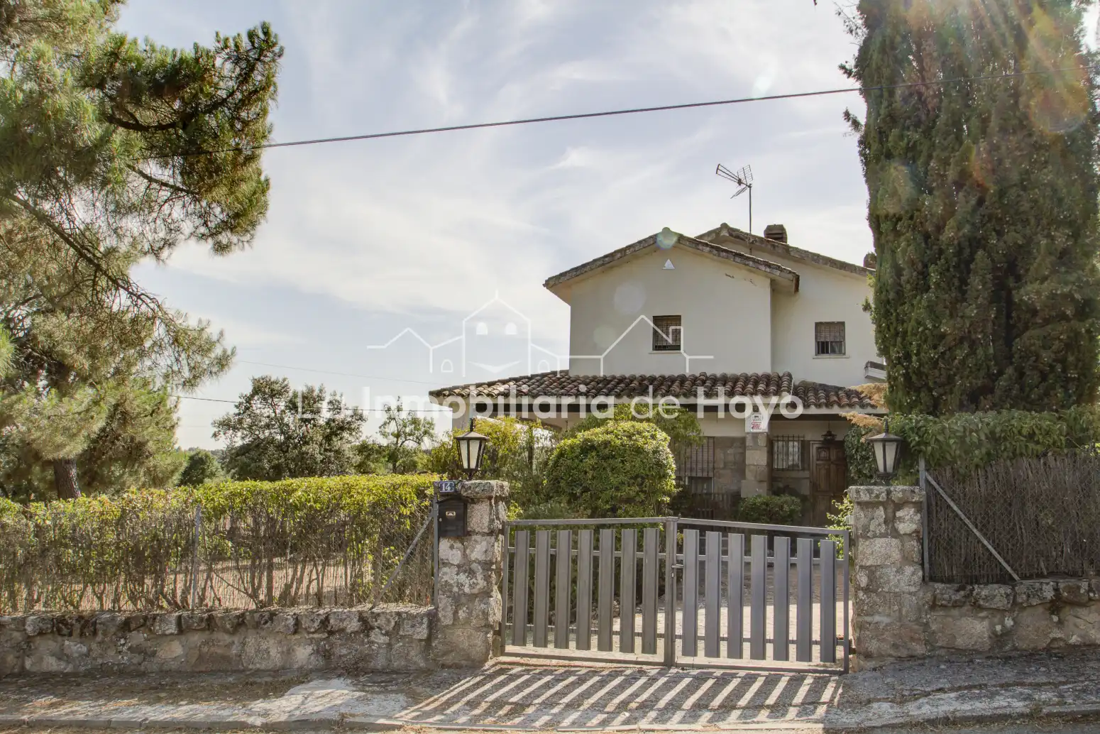 Vista exterior de Casa o xalet en venda en Hoyo de Manzanares amb Calefacció, Jardí privat i Terrassa