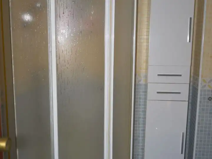 Badezimmer von Wohnung zur Miete in  Huelva Capital mit Klimaanlage und Balkon