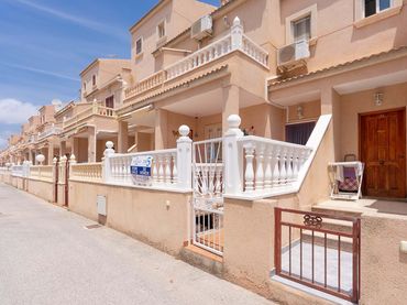Adosado con balcón en venta en Orihuela Costa