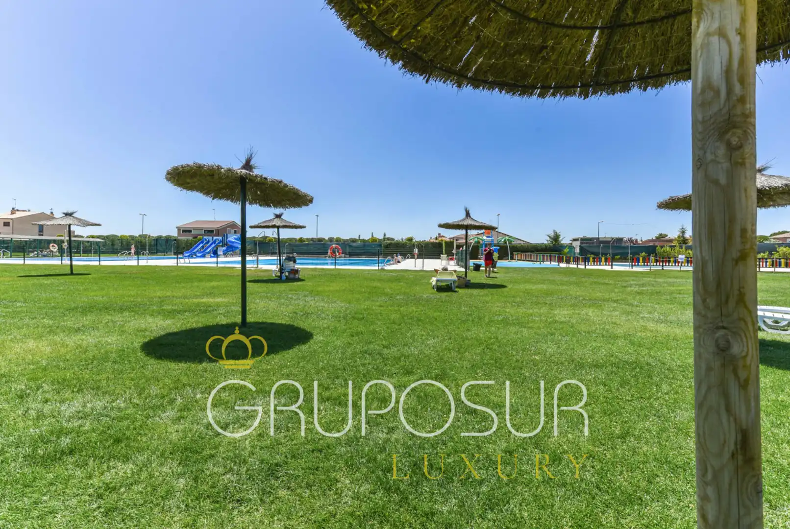 Schwimmbecken von Einfamilien-Reihenhaus zum Verkauf in Aldeamayor de San Martín mit Heizung, Privatgarten und Parkett