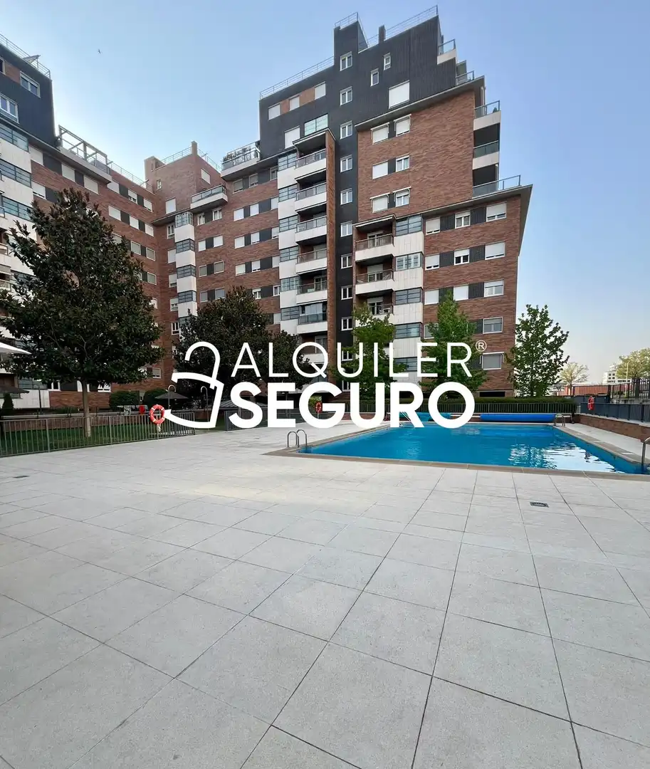 Piscina de Pis de lloguer en Madrid amb Aire condicionat, Calefacció i Traster