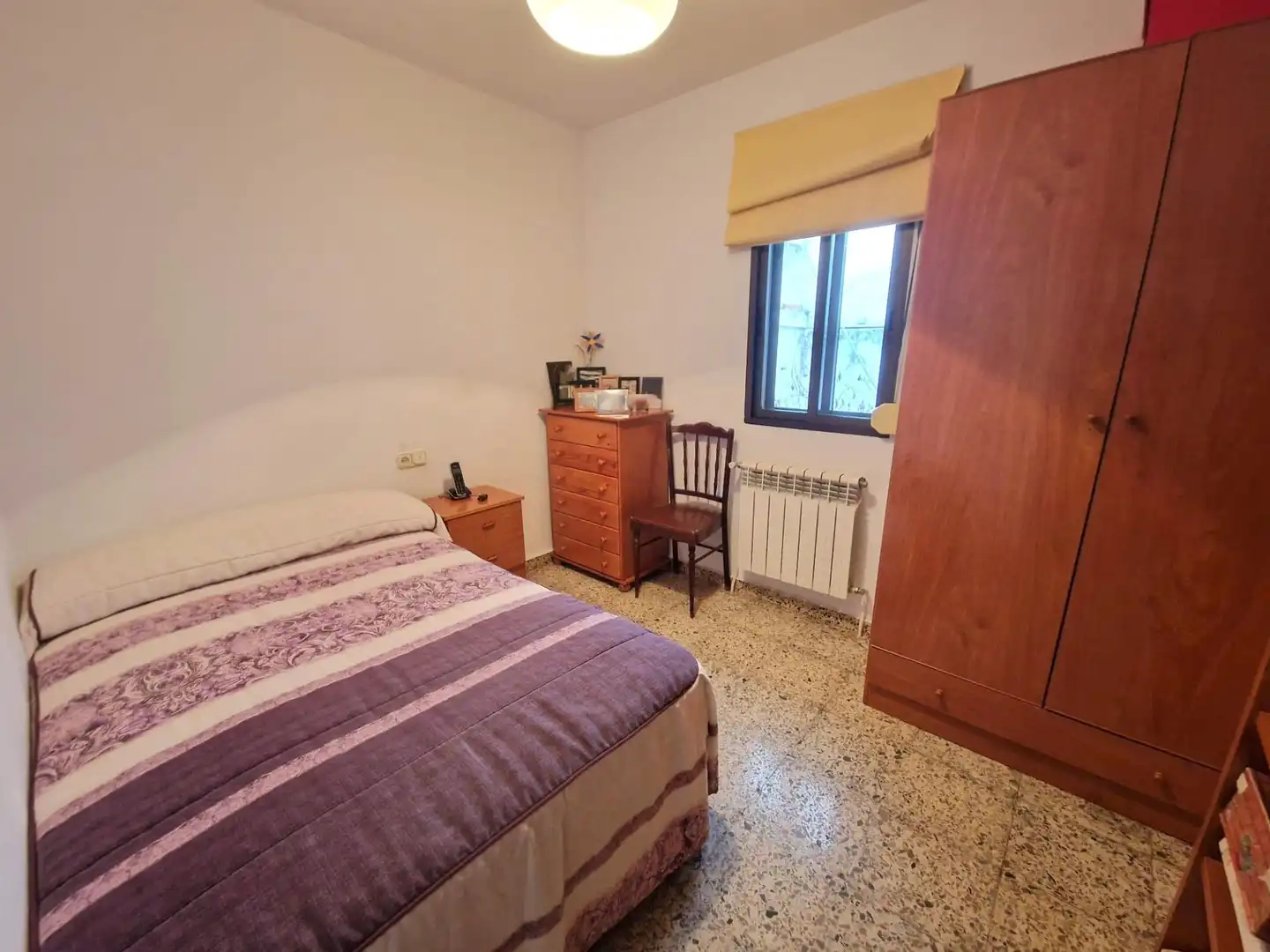 Schlafzimmer von Einfamilien-Reihenhaus zum Verkauf in Plasencia mit Klimaanlage, Terrasse und Abstellraum