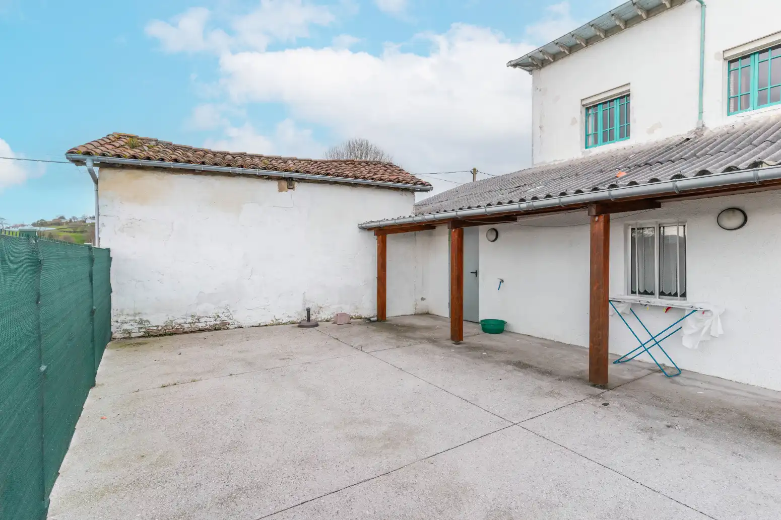 Vista exterior de Casa adosada en venta en Salas con Parquet, Terraza y Trastero