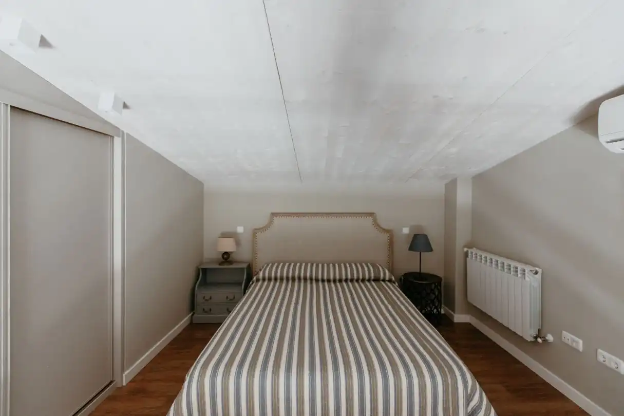 Schlafzimmer von Dachboden zur Miete in Huesca mit Klimaanlage, Heizung und Terrasse