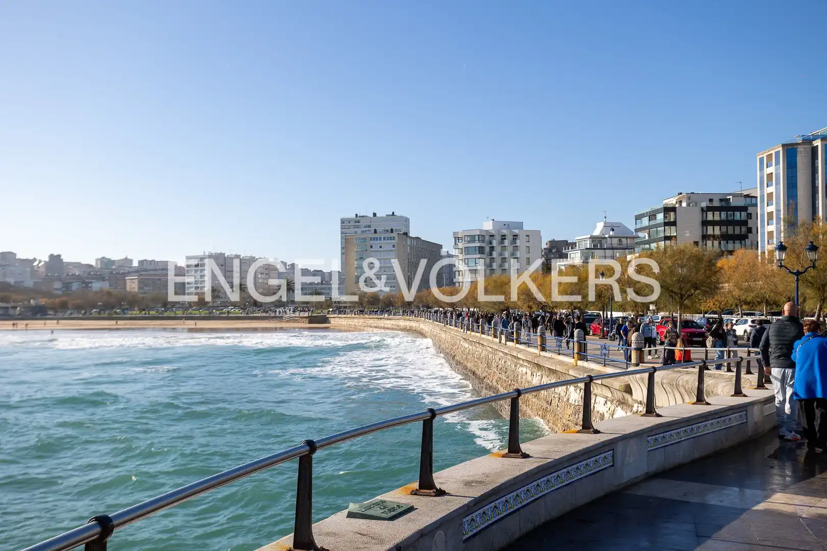 Außenansicht von Einfamilien-Reihenhaus zum Verkauf in Santander mit Heizung, Privatgarten und Terrasse