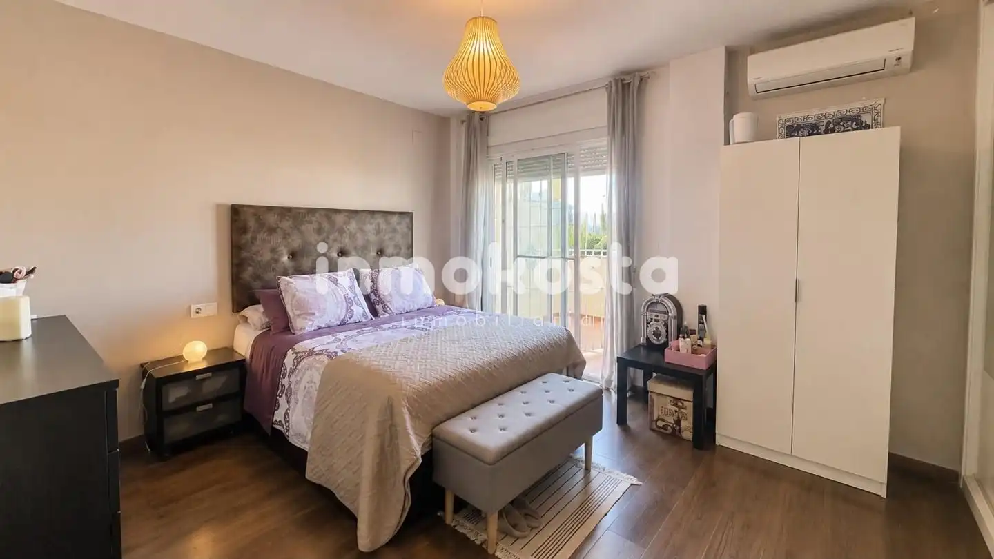 Dormitori de Casa adosada en venda en La Nucia amb Aire condicionat, Jardí privat i Terrassa