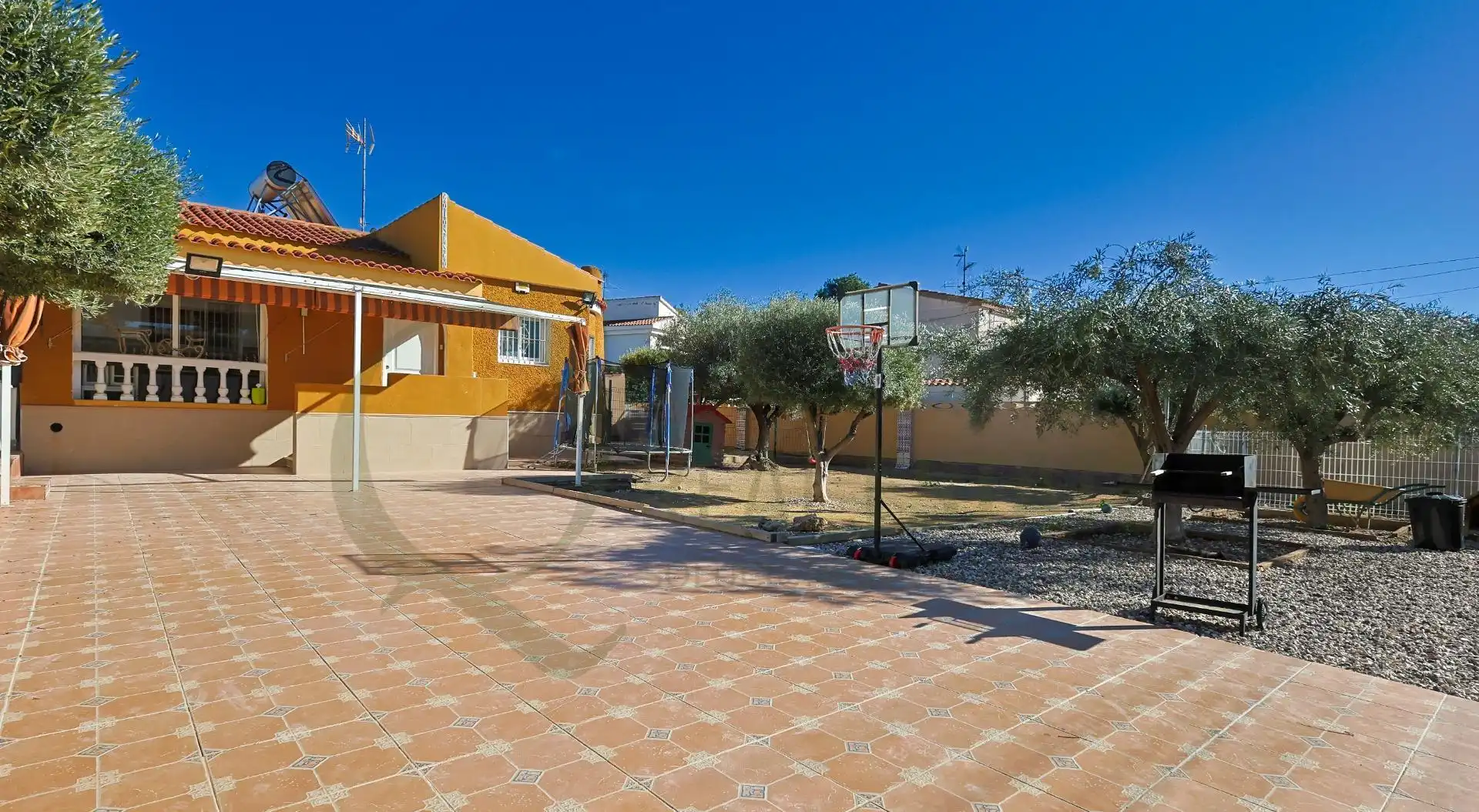 Außenansicht von Haus oder Chalet zum Verkauf in San Vicente del Raspeig / Sant Vicent del Raspeig mit Privatgarten, Terrasse und Abstellraum