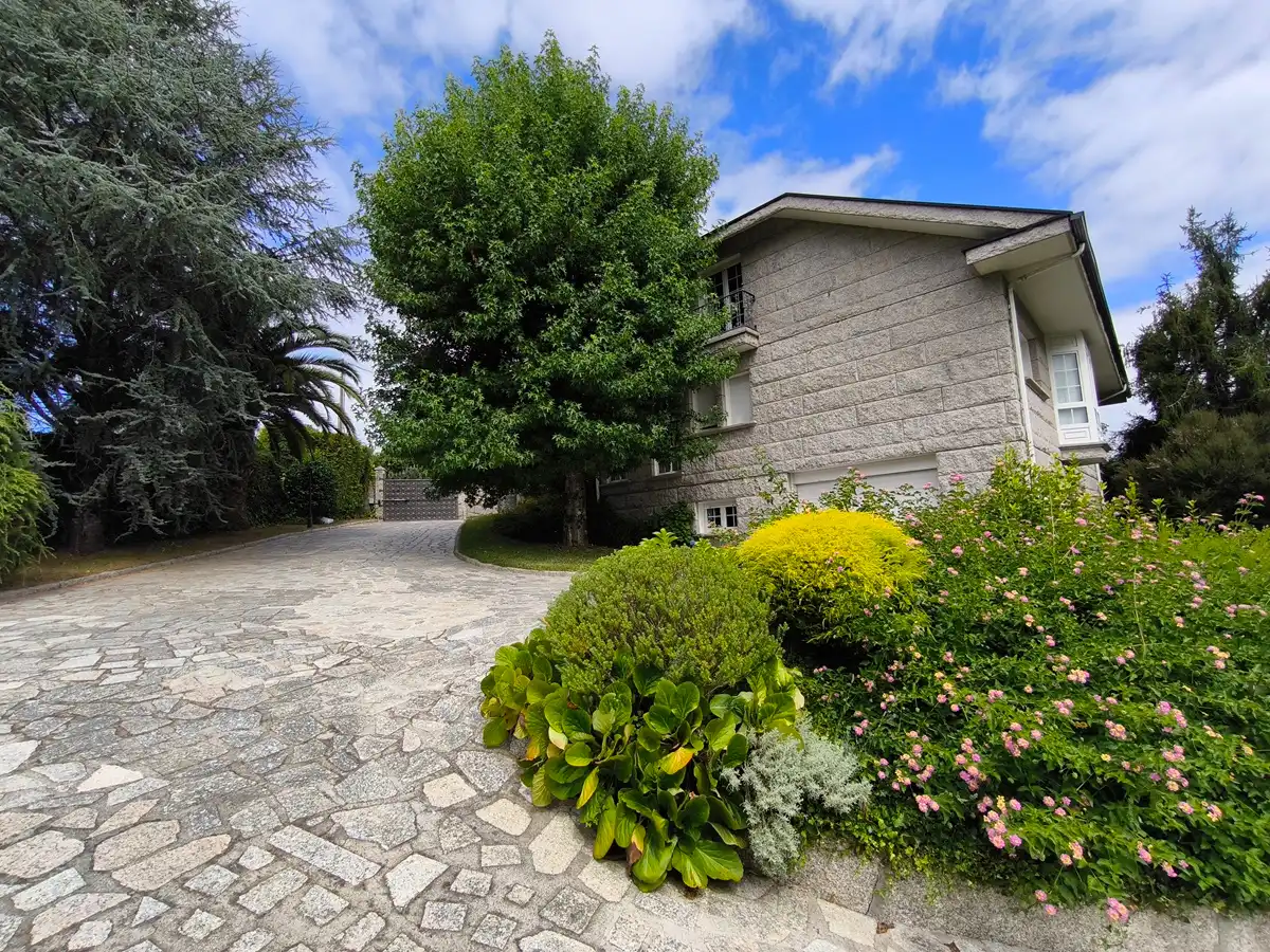 Vista exterior de Casa o chalet en venta en Vilagarcía de Arousa con Calefacción, Jardín privado y Parquet