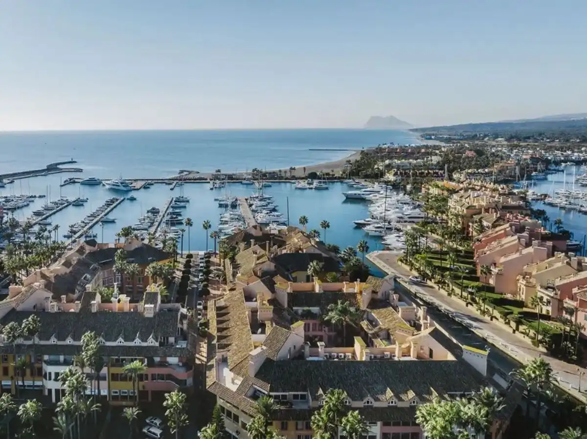Vista exterior de Casa o xalet en venda en Sotogrande amb Aire condicionat, Jardí privat i Terrassa