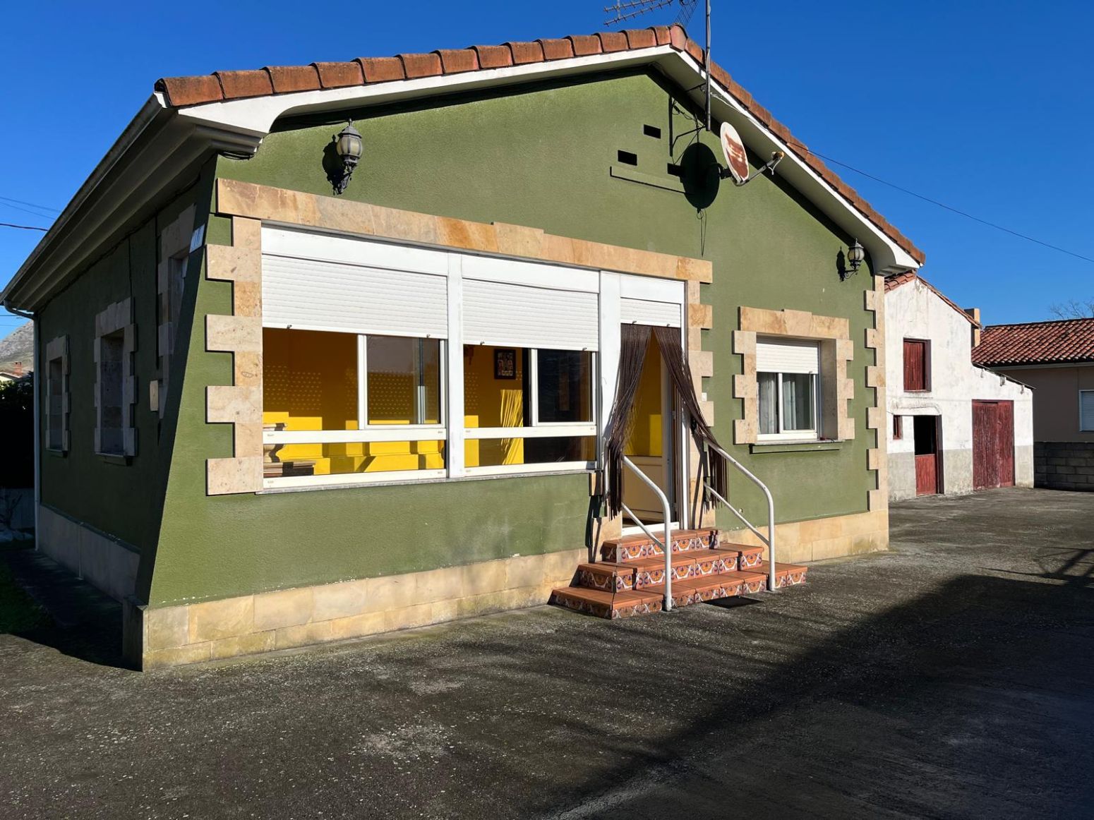 Vista exterior de Casa o xalet en venda en Los Corrales de Buelna  amb Calefacció i Jardí privat