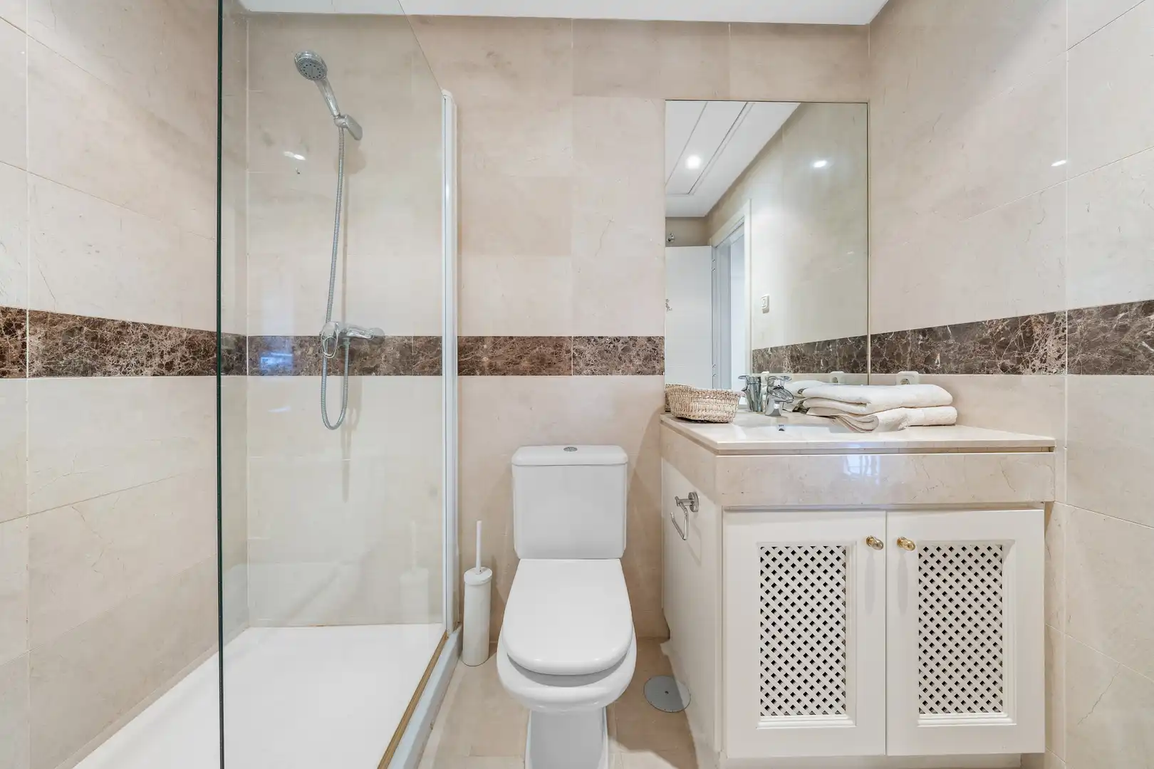 Badezimmer von Wohnungen zur Miete in Benahavís mit Klimaanlage, Terrasse und Schwimmbad