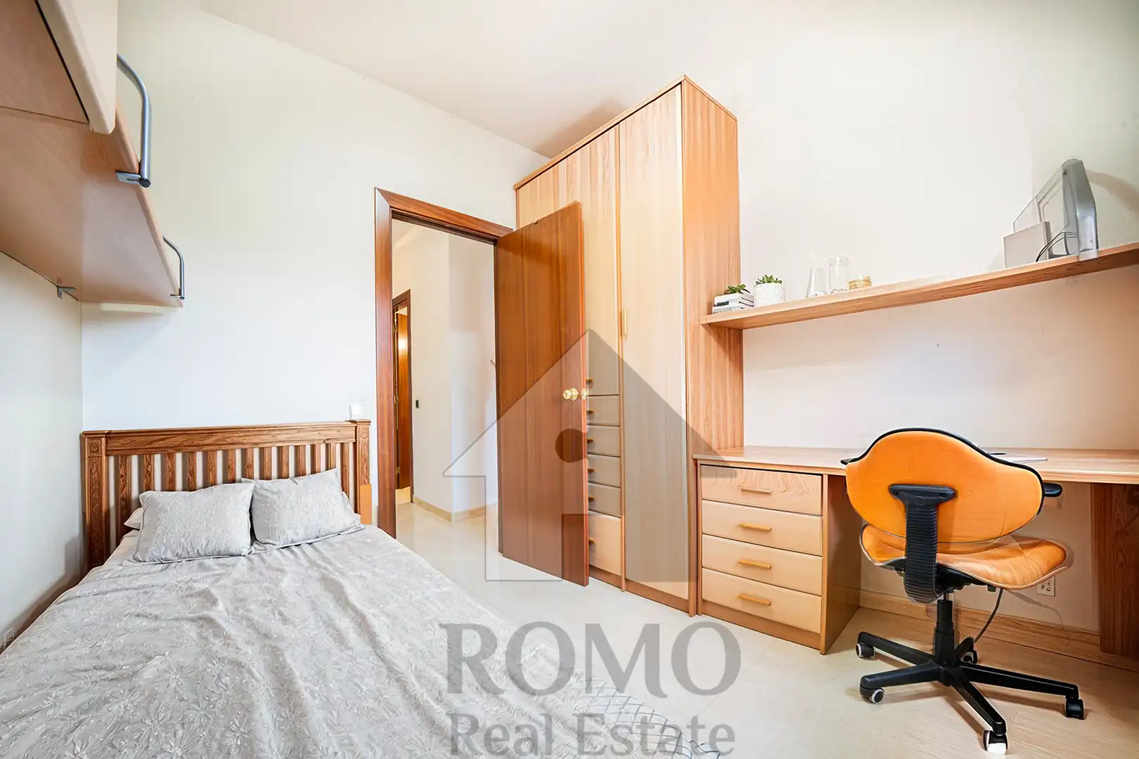 Habitación de Casa adosada en venta en Santa Perpètua de Mogoda con Aire acondicionado, Calefacción y Jardín privado