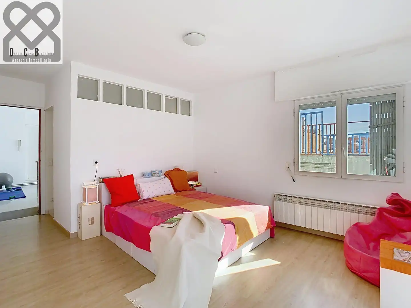 Schlafzimmer von Dachboden zum Verkauf in Barcelona mit Heizung und Terrasse