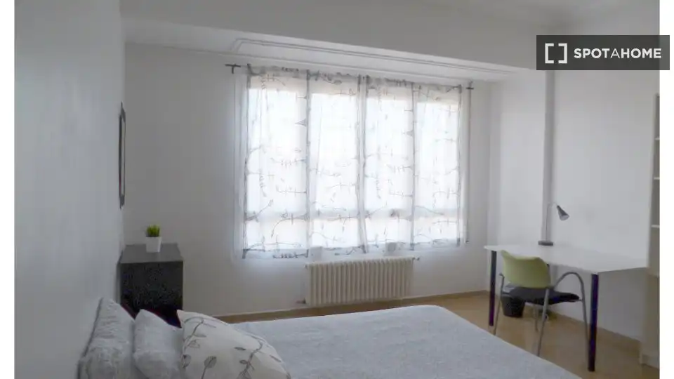 Habitación de Piso de alquiler en Zaragoza con Aire acondicionado, Calefacción y Amueblado