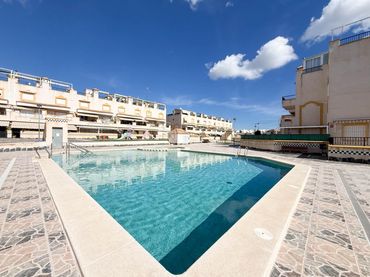 Bungalow amb piscina en venda a Avenida Avenida Zaragoza 4
