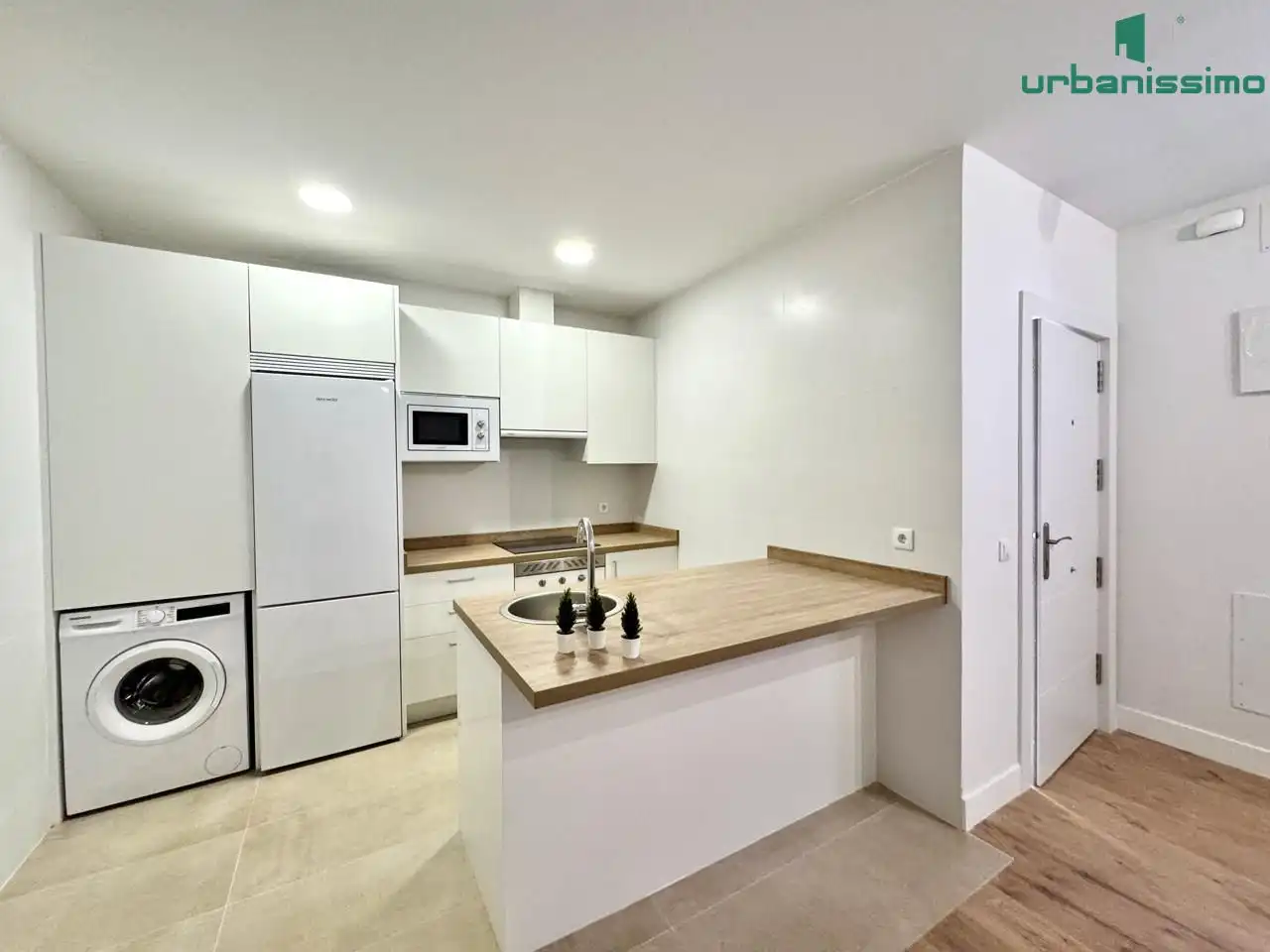 Cuina de Apartament de lloguer en Madrid amb Aire condicionat, Calefacció i Moblat