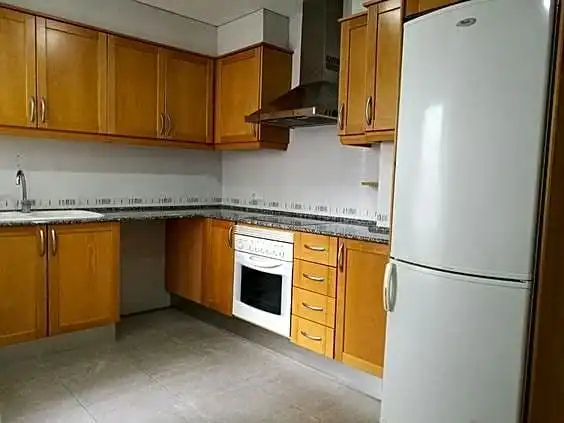 Cuina de Pis de lloguer en Moncada amb Aire condicionat, Calefacció i Moblat