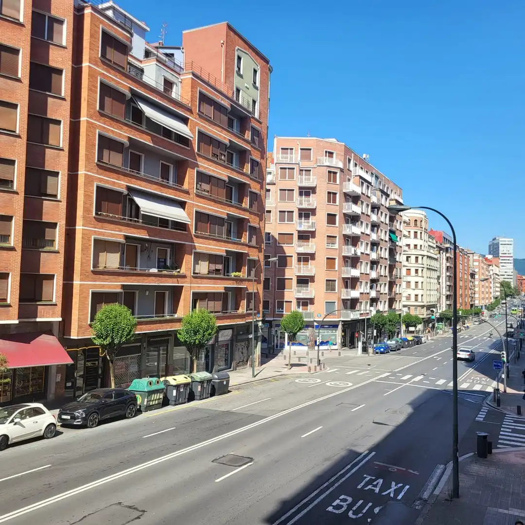 Vista exterior de Pis en venda en Bilbao  amb Calefacció i Balcó
