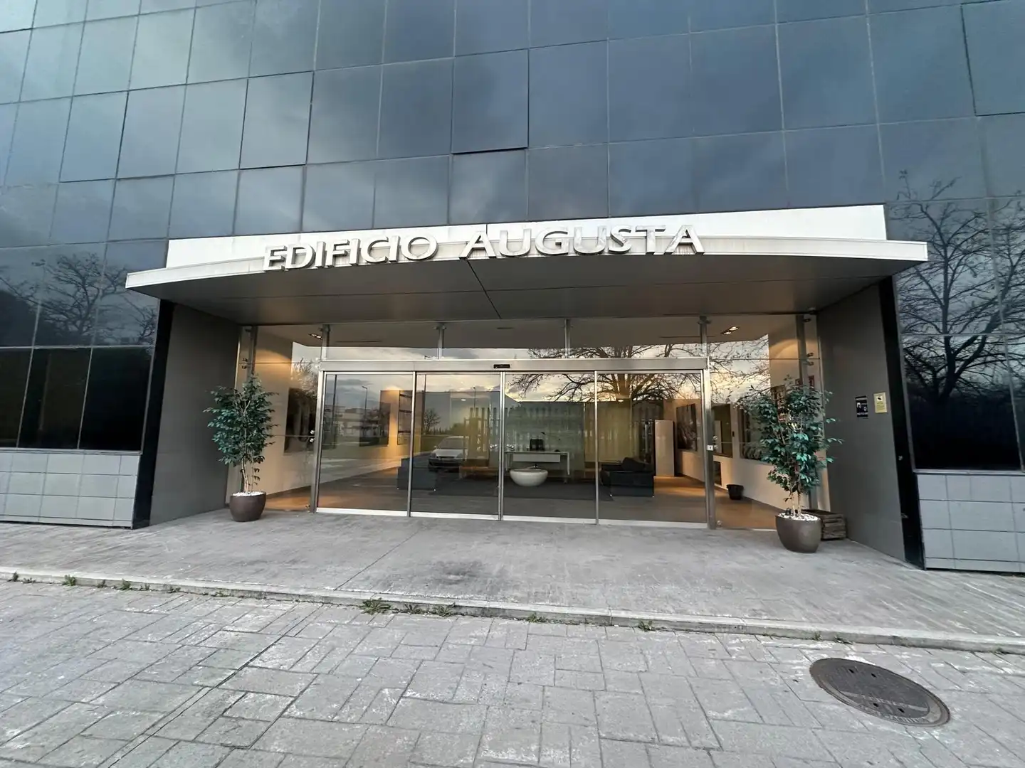 Vista exterior de Edificio en venta en San Fernando de Henares con Alarma